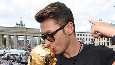 Mesut Özil feiert den WM-Sieg