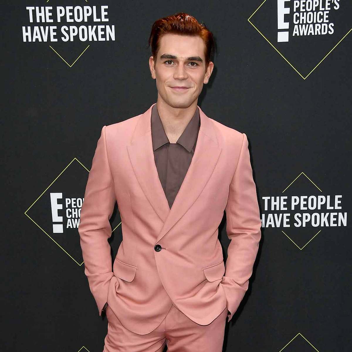 Fans schockiert: „Riverdale“-Star KJ Apa postet Kussbild