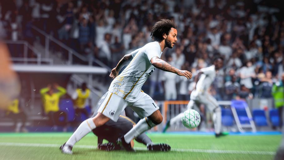 Ein Spieler möchte mit dem Ball nach vorne preschen. 