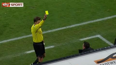 Hier zeigt Schiedsrichter Kinhöfer Hanno Balitsch die Gelbe Karte.