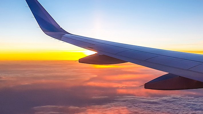 Frau fällt 10.000 Meter aus Flugzeug und überlebt - Foto: Christopher Moswitzer / iStockphoto