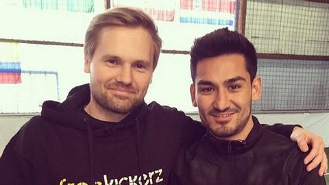 Konstantin Hert (l.) ist der Kopf der Freekickerz. Hier traf er Ilkay Gündogan. - Foto: Instagram: Freekickerz