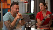 Mike und Milla von Berlin - Tag und Nacht sitzen zusammen an einem Tisch und trinken Kaffee. Sie scheinen in ein ernstes Gespräch vertieft zu sein - Foto: RTL II