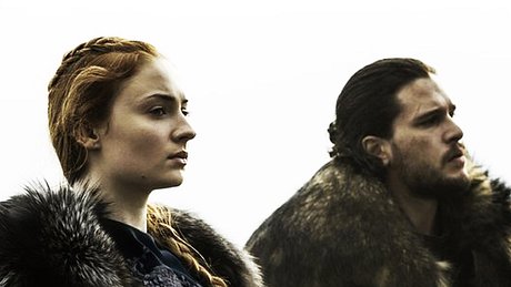 Sophie Turner und Kit Harington als Sansa Stark und Jon Snow in GOT - Foto: Helen Sloan/HBO
