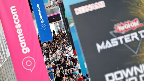 Man sieht ein paar Banner auf der Gamescom. Unter den Bannern sieht man sehr viele Menschen. - Foto:  IMAGO / Panama Pictures