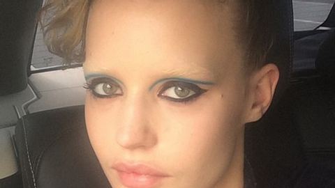 Georgia May Jagger trägt die hellen Augenbrauen - Foto: Instagram/georgiamayjagger