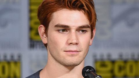 KJ Apa hatte einen Autounfall - Foto: GettyImages