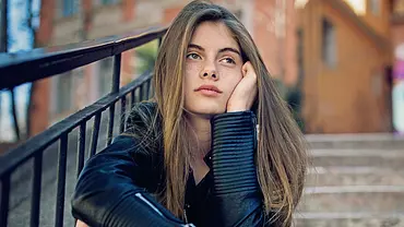 Viele Mädchen, die Opfer von Mobbing werden, kämpfen mit Selbstzweifel. - Foto: Istockphoto Viele Mädchen, die Opfer von Mobbing werden, kämpfen mit Selbstzweifel. - Foto: Istockphoto