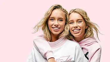 Lisa und Lena - so schlimme Kommentare bekommen die TikTok-Zwillinge - Foto: Warner