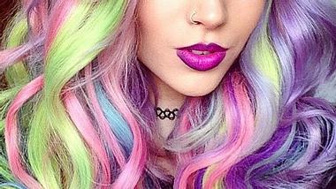 Neuer Haar-Trend: bunte Strähnchen - Foto: @lizzislox on Instagram