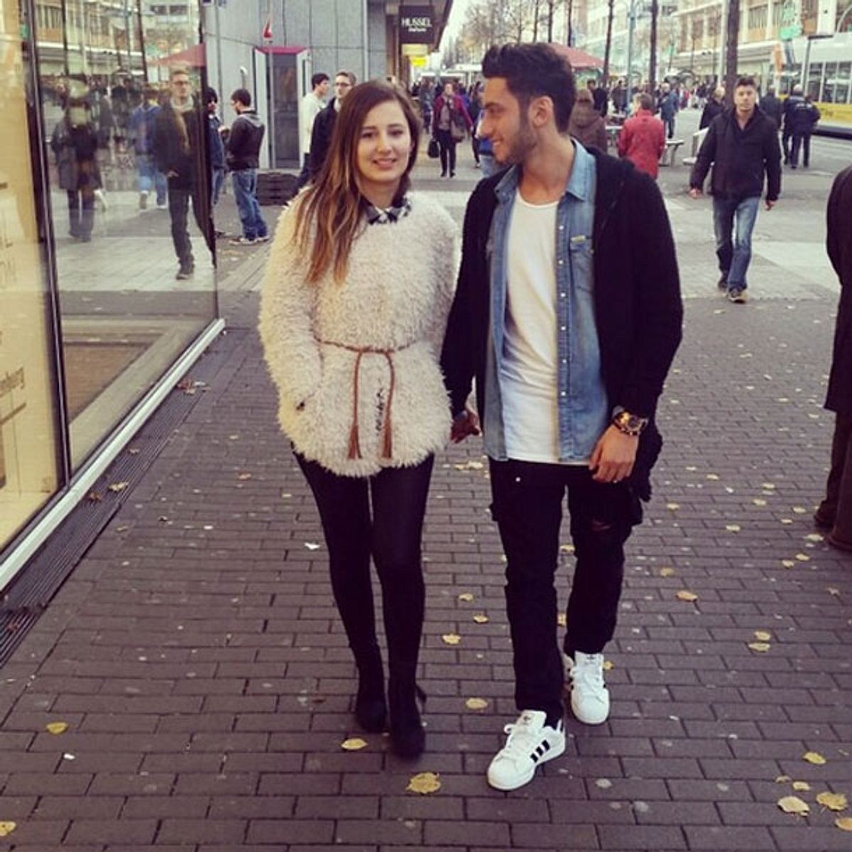 Hakan Calhanoglu und seine Freundin beim Shoppen.