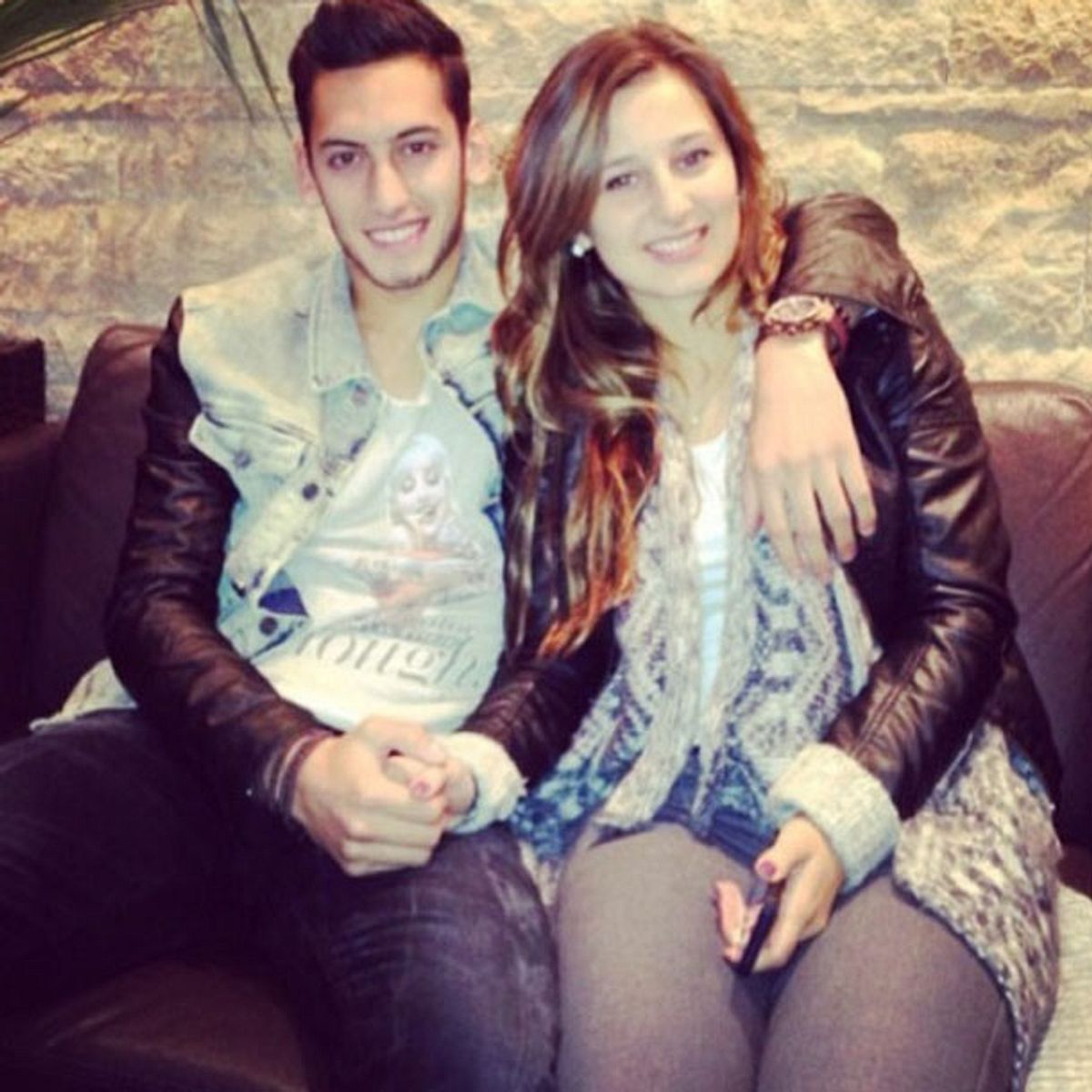 Hakan Calhanoglu mit seiner Freundin in einer Bar.