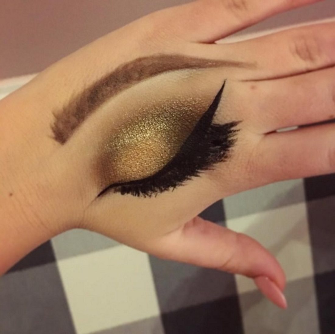 Dieser neue Instagram Trend wird momentan von vielen Make-Up-Artists aufgegriffen