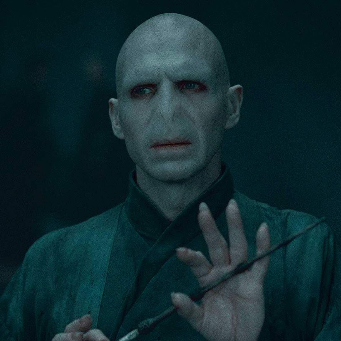 Harry Potter Bösewicht Lord Voldemort steht mit seinem Zauberstab und einem bösen Blick in den Startlöchern für einen neuen Film
