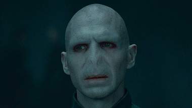 Harry Potter Bösewicht Lord Voldemort steht mit seinem Zauberstab und einem bösen Blick in den Startlöchern für einen neuen Film - Foto: IMAGO / Warner Bros.