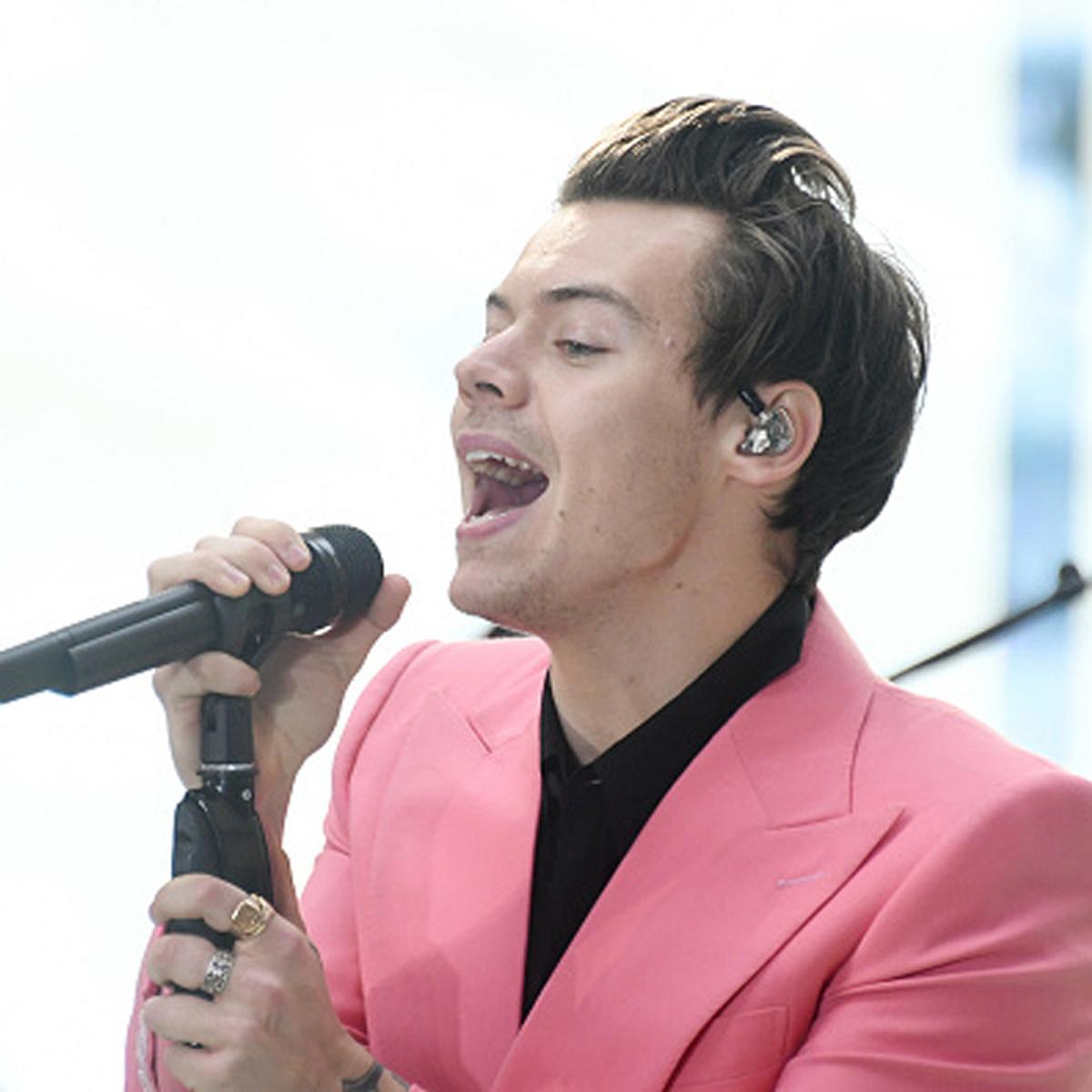 Harry Styles veröffentlicht am Freitag sein erstes Solo-Album!