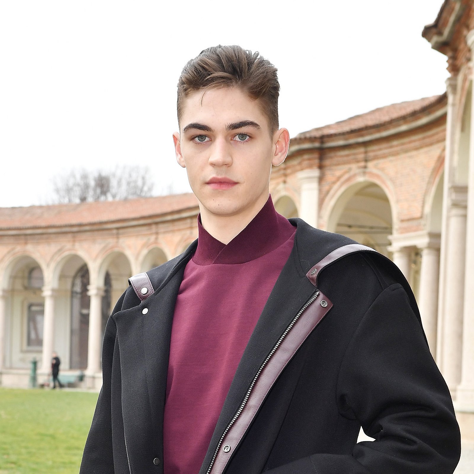 Hero fiennes tiffin tumblr. Хиро Файнс. Файнс Тиффин. Хиро Файнс-Тиффин 2020. Хиро Файнс-Тиффин реклама духов.