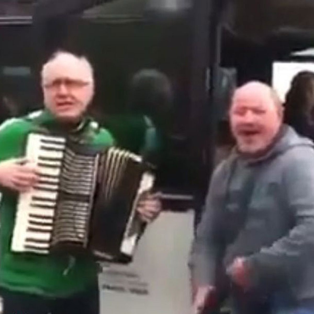 Diese beiden Werder-Fans haben einen Anti-HSV-Song komponiert.