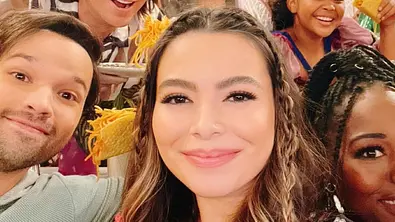 Die Sitcom iCarly hatte damals erfolgreiche fünf Staffeln. - Foto: Instagram/@mirandacosgrove, Paramount+