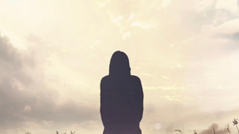 Ich fühle mich einsam: Tipps gegen Einsamkeit - Foto: Boonyachoat / istock