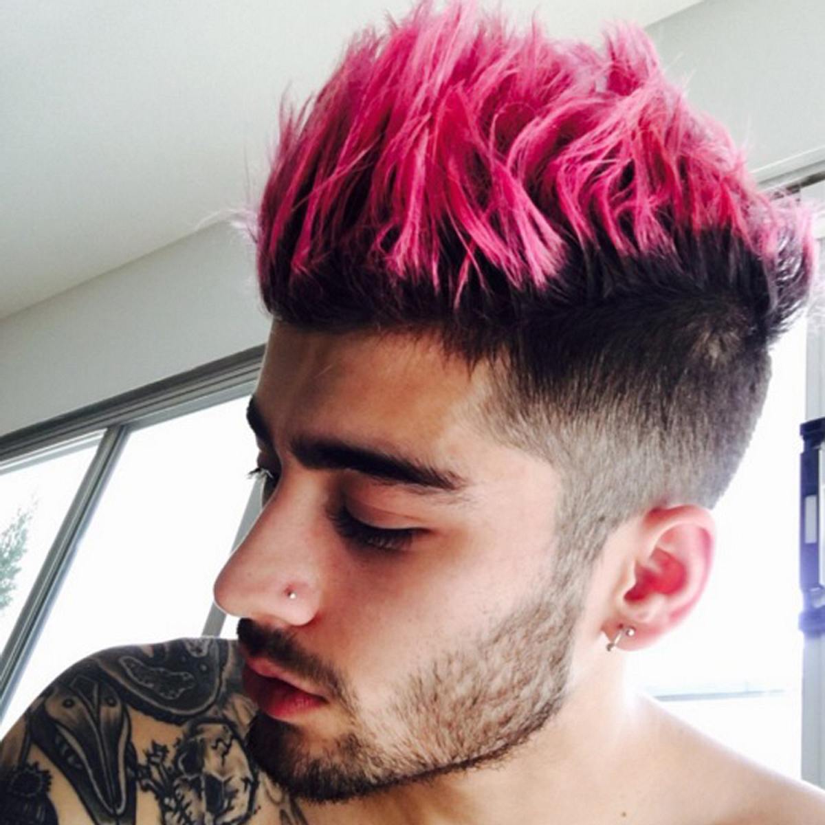 Zayn Malik hat pinke Haar-Spitzen