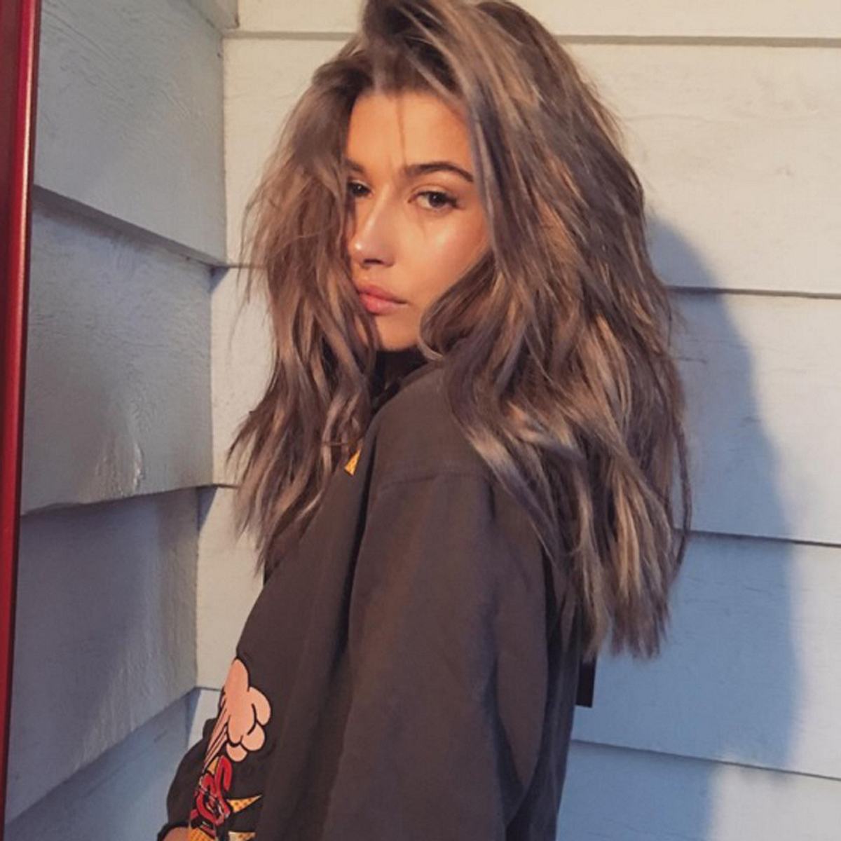 Hailey Baldwin hat graue Haare