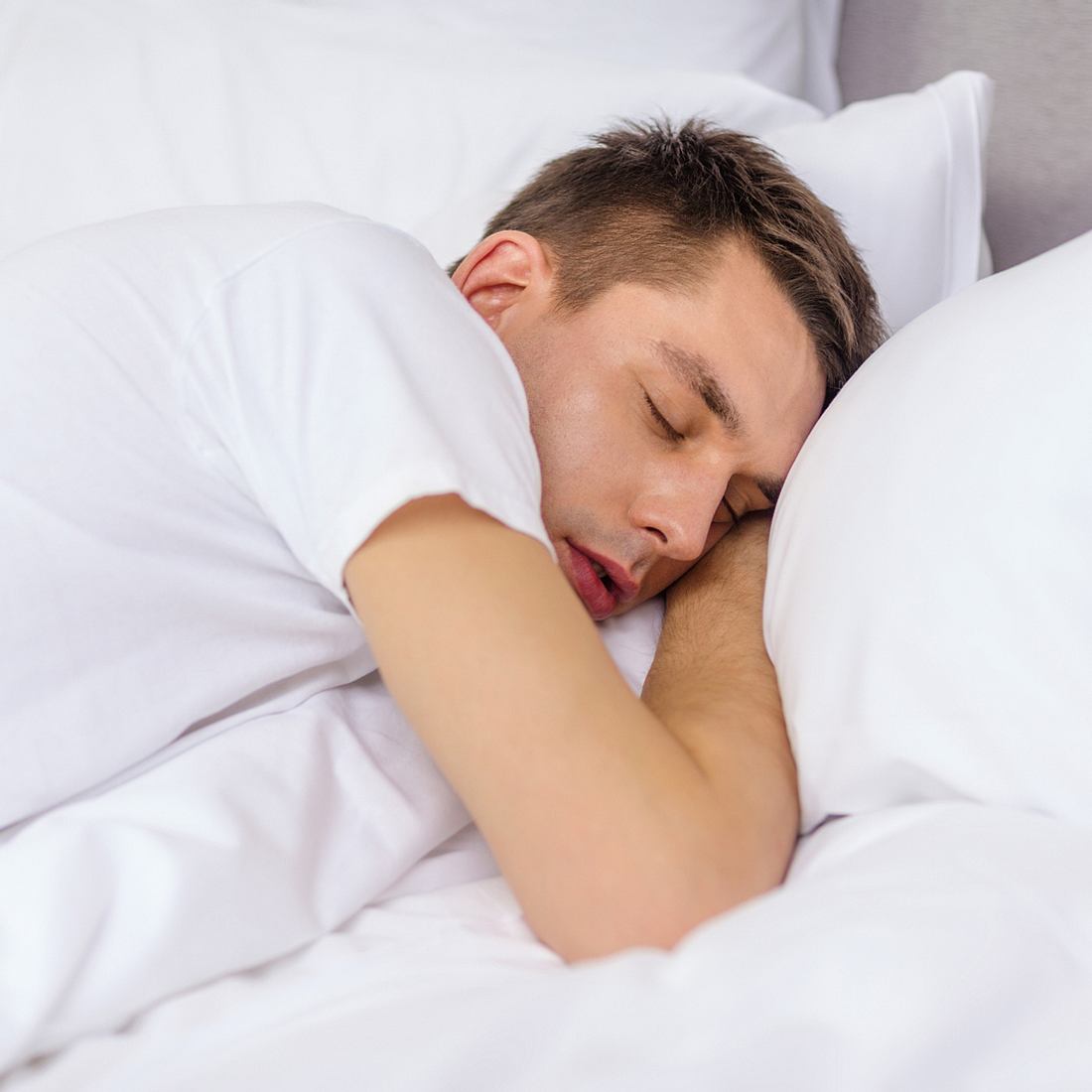 Ist auf dem Bauch schlafen schädlich für den Penis?