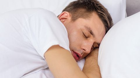 Ist auf dem Bauch schlafen schädlich für den Penis? - Foto: dolgachov / iStockImages