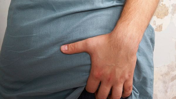 Er will seinen Finger in meinen Po stecken! - Foto: iStock