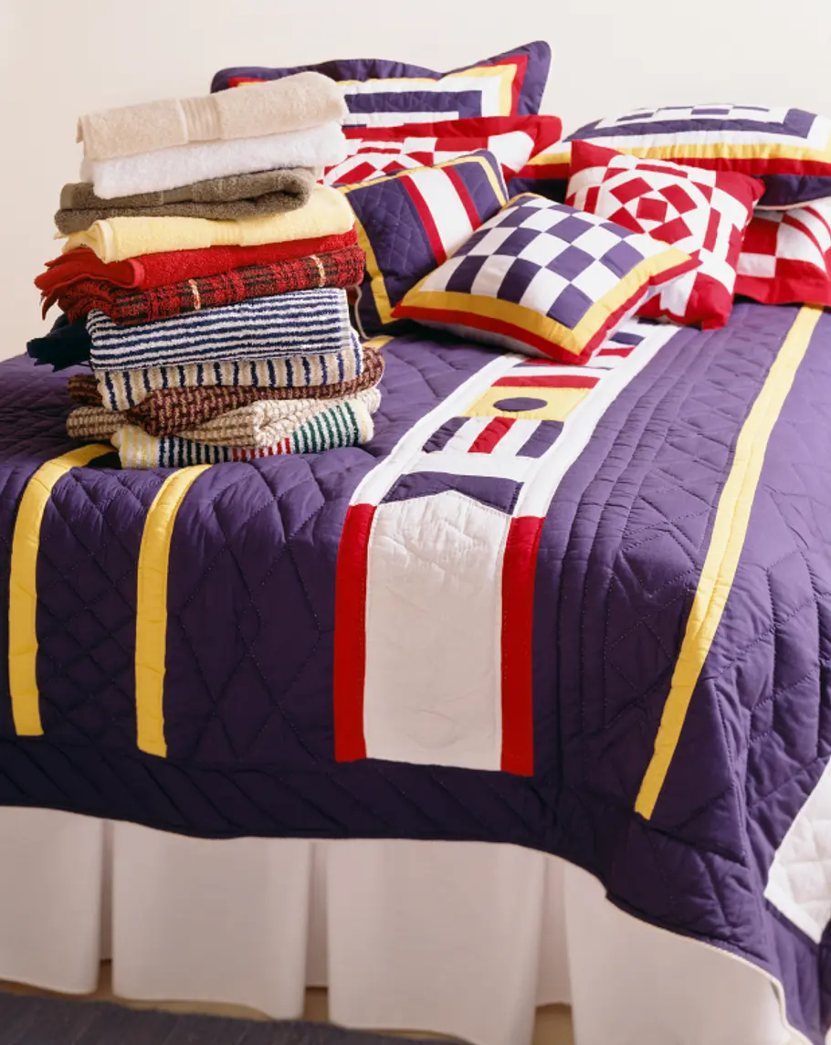 Bunte Bettwäsche, Kuscheldecken und Kissen machen Dein Zimmer richtig gemütlich!