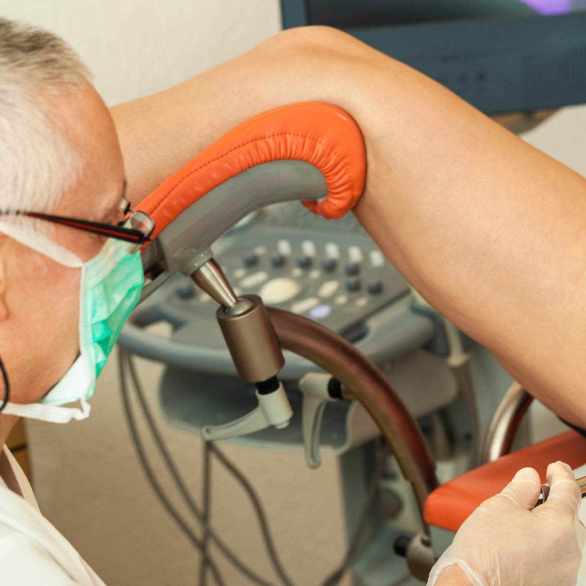 Der Gynäkologe interessiert sich nur für die Gesundheit des Mädchens