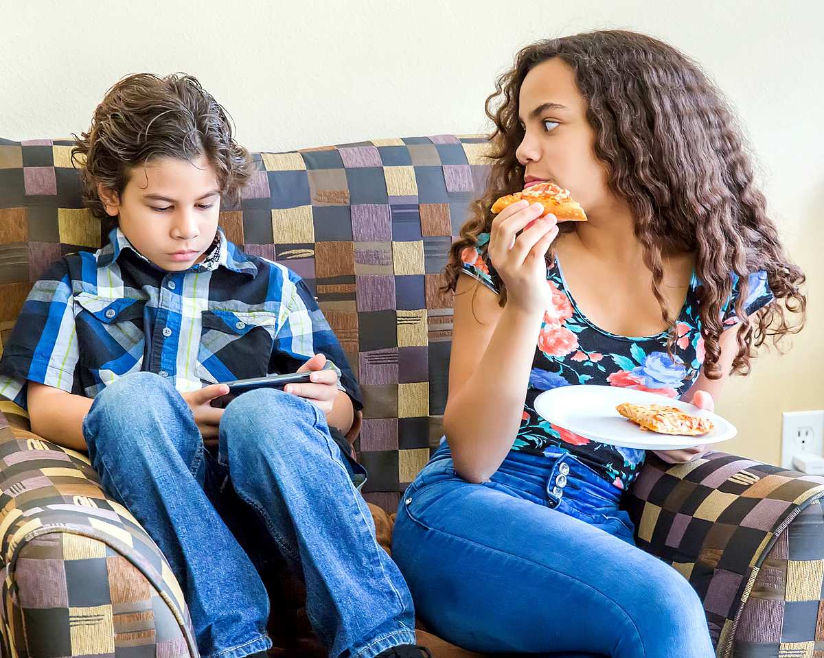 Schnell mal das Smartphone der großen Schwester gemopst - das kann richtig nerven!