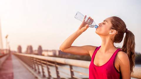 Trinken beim Sport - Foto: iStock: Bogdan Kosanovic
