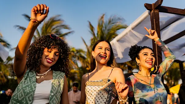 Drei Freundinnen feiern im Freien. - Foto: iStock / FG Trade Latin Drei Freundinnen feiern im Freien. - Foto: iStock / FG Trade Latin