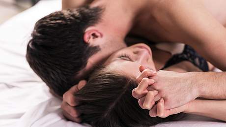 So viele Minuten verbringen wir in unserem Leben mit Sex - Foto: iStock: dmitrii kotin