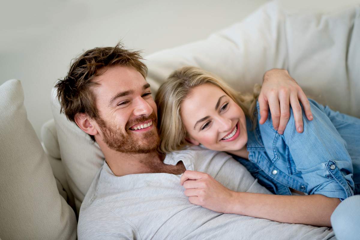 Gemütlich auf der Couch sitzen, einen Film gucken und kuscheln klingt total romantisch, doch ist in Wahrheit ziemlich mies für unser Liebesleben!