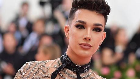 Star-YouTuber James Charles bei der Met Gala in New York. Der 19-Jährige ist bekannt für seine außergewöhnlichen Beauty-Tutorials. - Foto: Getty Images