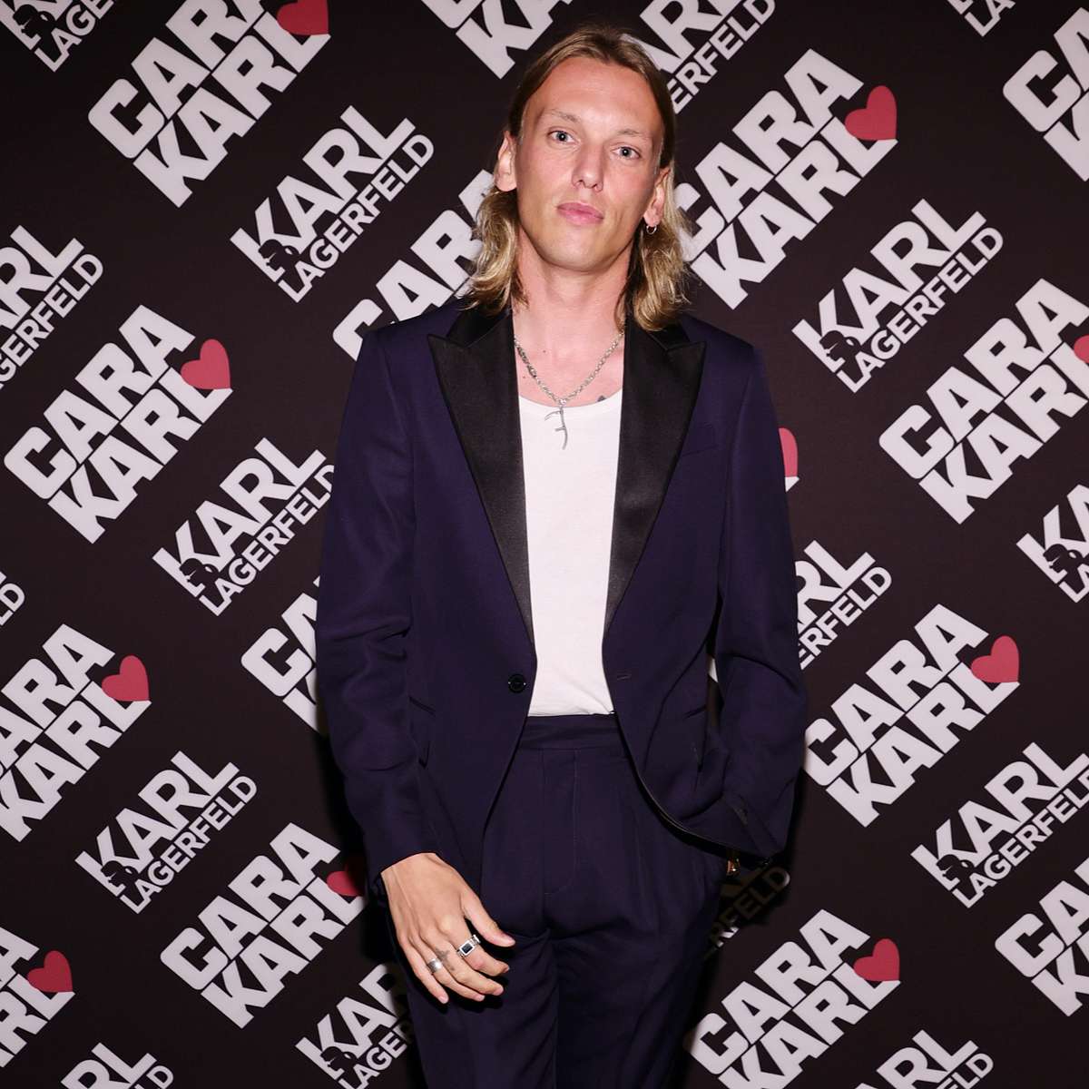 Stranger Things-Star Jamie Campbell Bower packt aus, was er über alles liebt!