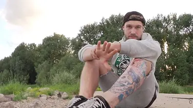 Jeremy Grube aka Köln 50667-Chris: Neue Tattoos am Bein! - Foto: YouTube/Jeremy Grube