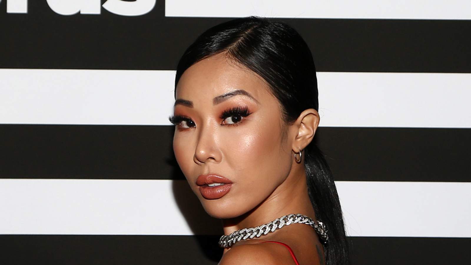 Kirishda porno chochqaxona kutib turardi