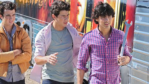 Kevin, Nick und Joe Jonas in ihren Rollen als Jason, Nate und Shane von Connect 3 in der Anfangszene von Camp Rock 2: The Final Jam - Foto: Disney