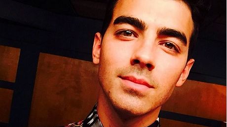 Joe Jonas gab gerade zu, dass er gern in Schwulenclubs geht - Foto: Instagram/joejonas