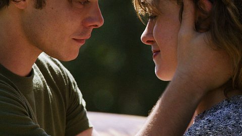 „Stranger Things“ Staffel 4: Beziehungs-Aus bei Jonathan und Nancy? - Foto: xNetflix/CourtesyxEverettxCollectionx imago-images