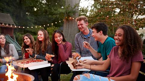 Jugendliche am Lagerfeuer - Foto: iStock / monkeybusinessimages