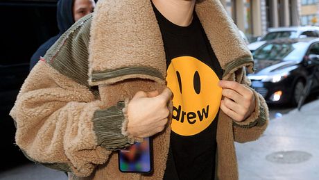 Justin Bieber in einem seiner Drew-Shirts - Foto: Getty Images