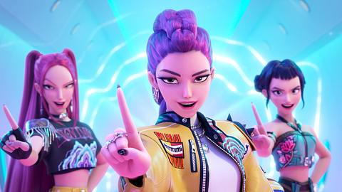 Die Band Huntr/x steht auf der Bühne und singt einen ihrer Songs. - Foto: Netflix