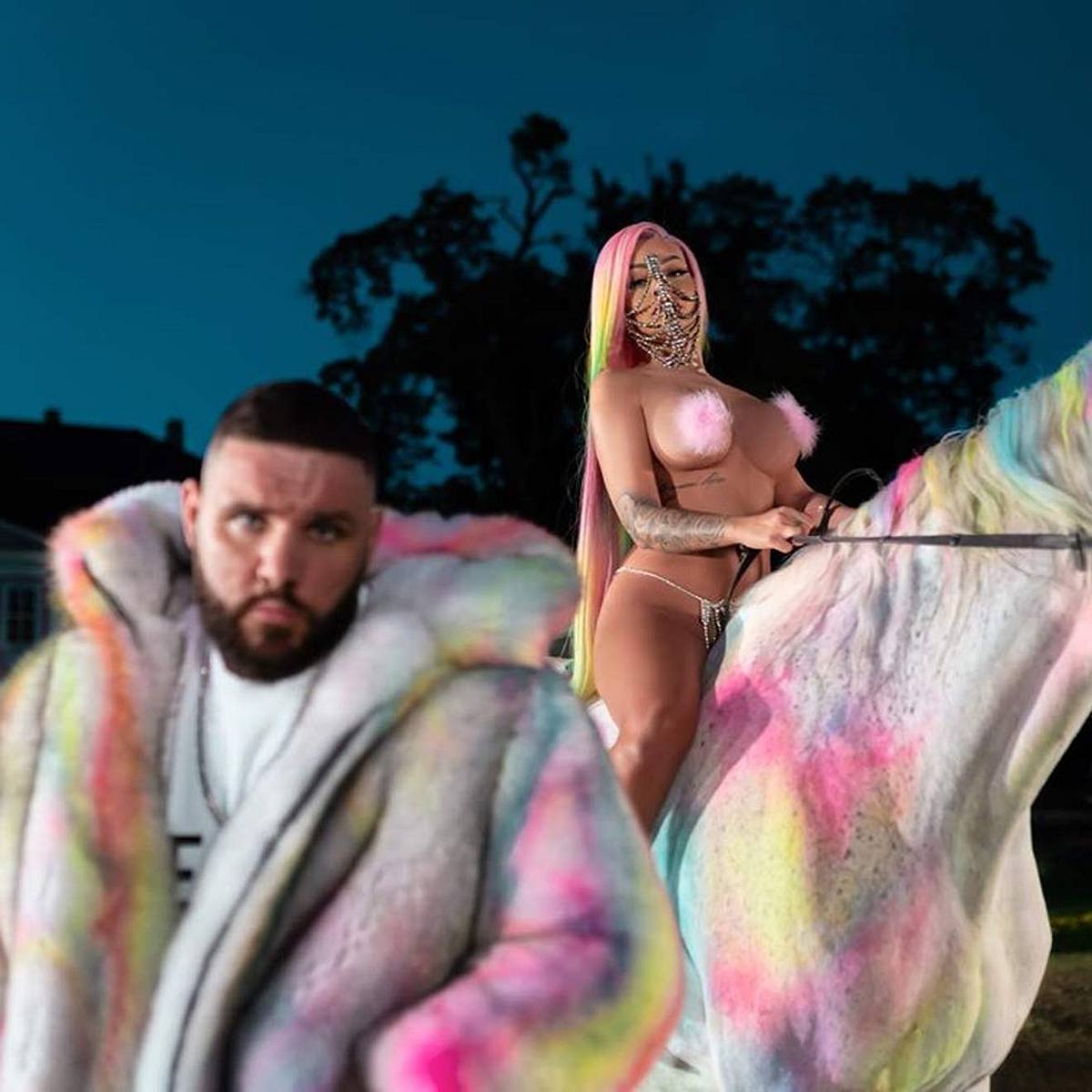 Katja Krasavice: Check das “Million Dollar A$”-Video mit Fler