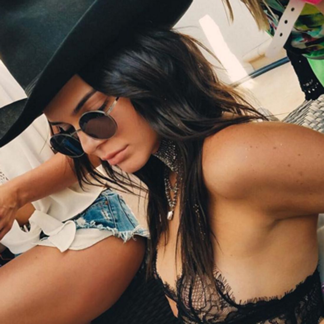 Kendall Jenner zeigt ihr Nippel-Piercing