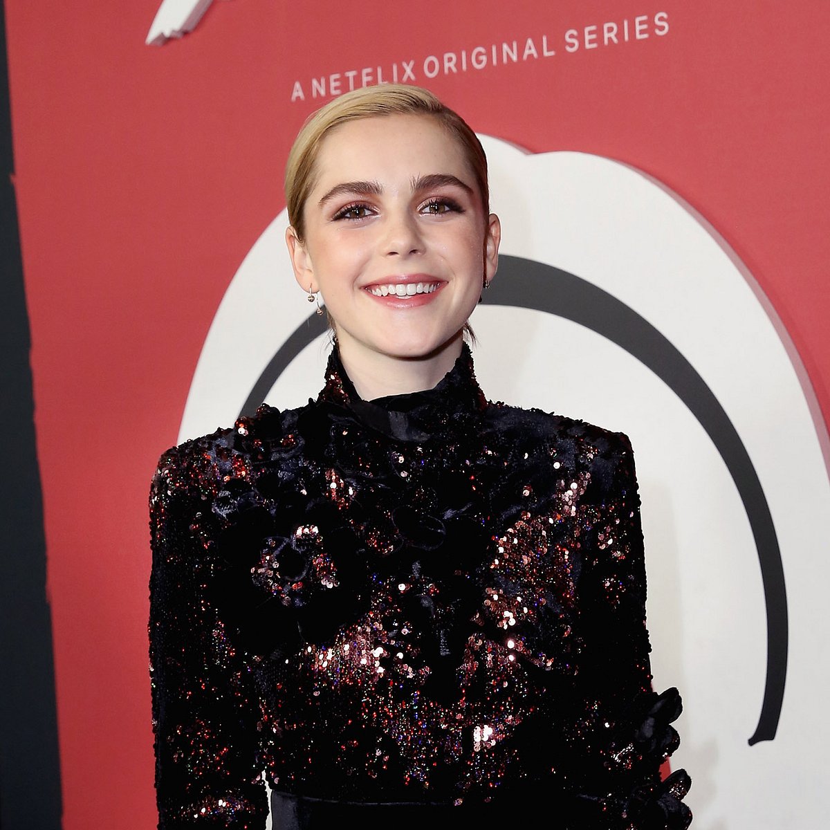 Auf der Premiere von Chilling Adventures of Sabrina strahlt Kiernan Shipka über beide Ohren.