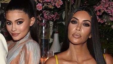 Kim Kardashian ist froh, dass Kylie Jenner auch gerade ein Kind bekommen hat - Foto: Getty Images